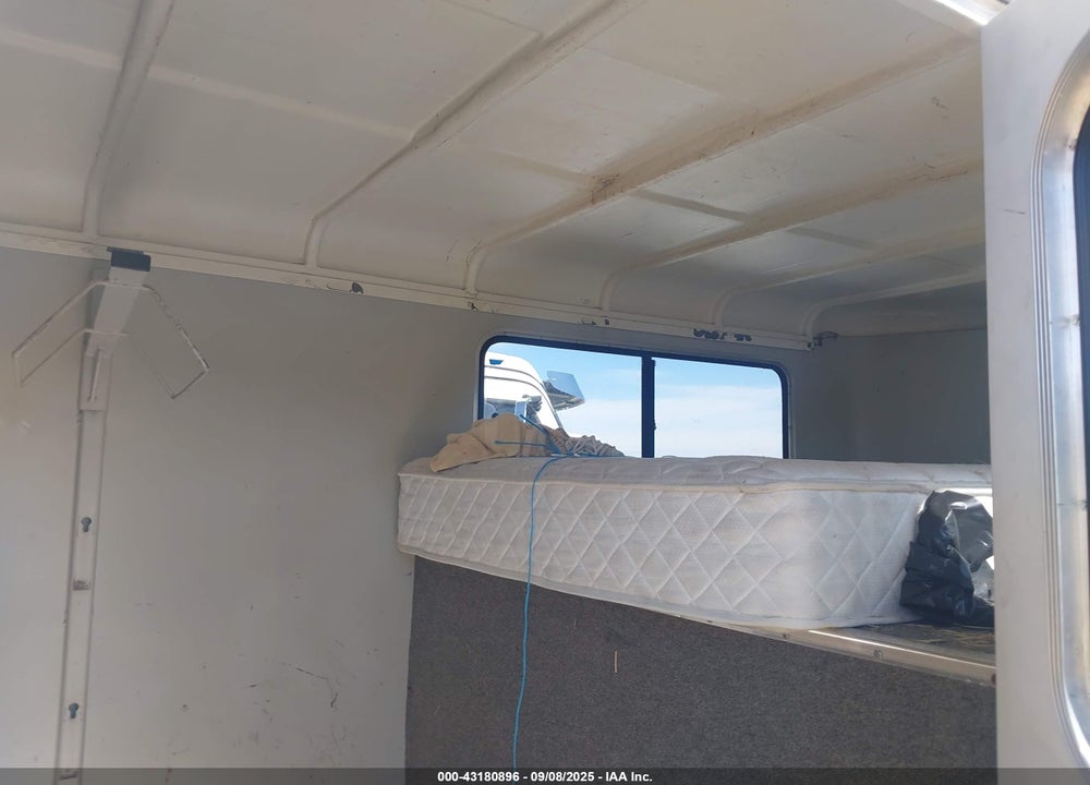 2001 TRAILER HAWK HORSE VIN: 1H9PT34201M283490