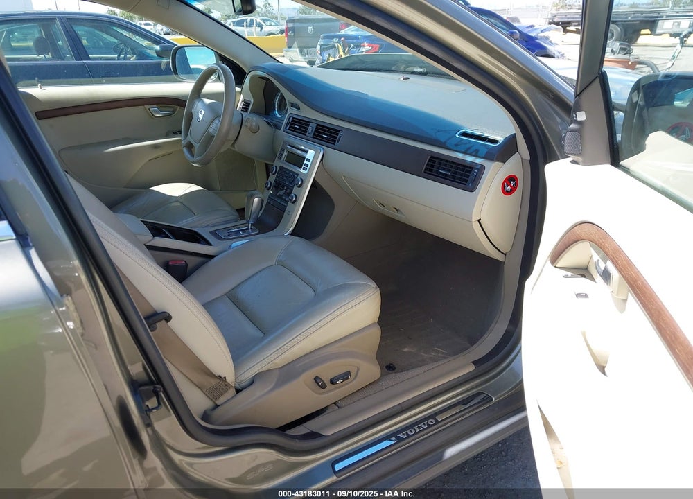 2011 VOLVO XC70 VIN: YV4940BZ1B1101582