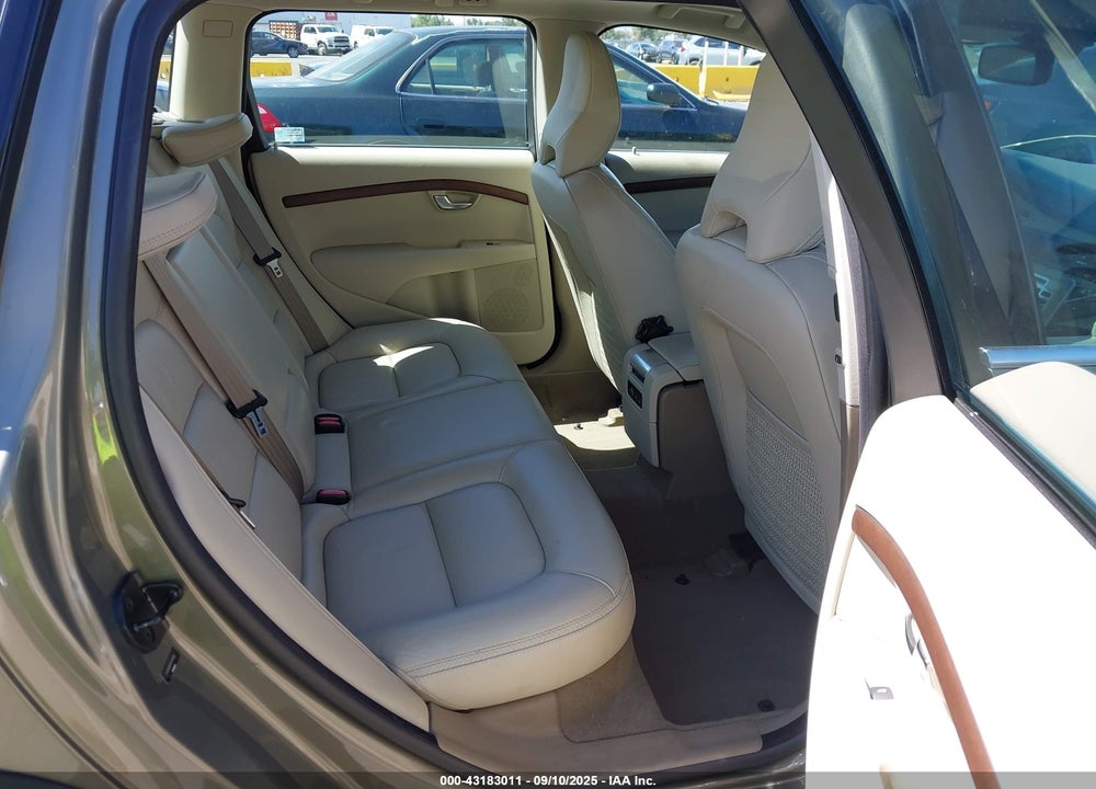 2011 VOLVO XC70 VIN: YV4940BZ1B1101582