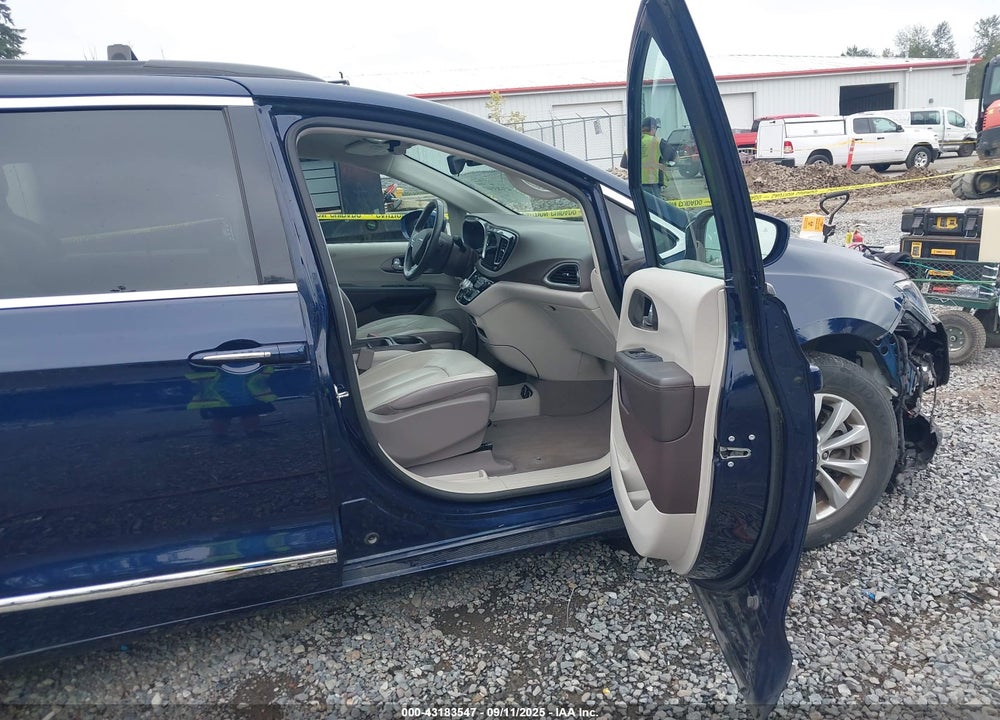 2017 CHRYSLER PACIFICA TOURING L VIN: 2C4RC1BG6HR747568