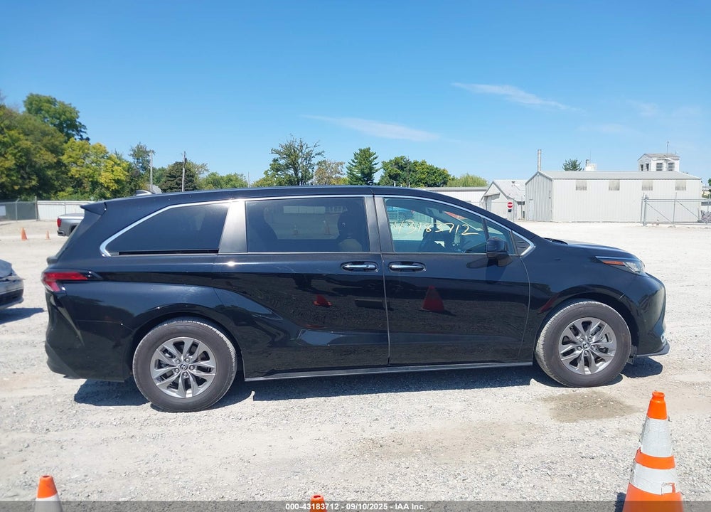 2022 TOYOTA SIENNA XLE VIN: 5TDYRKEC0NS131828
