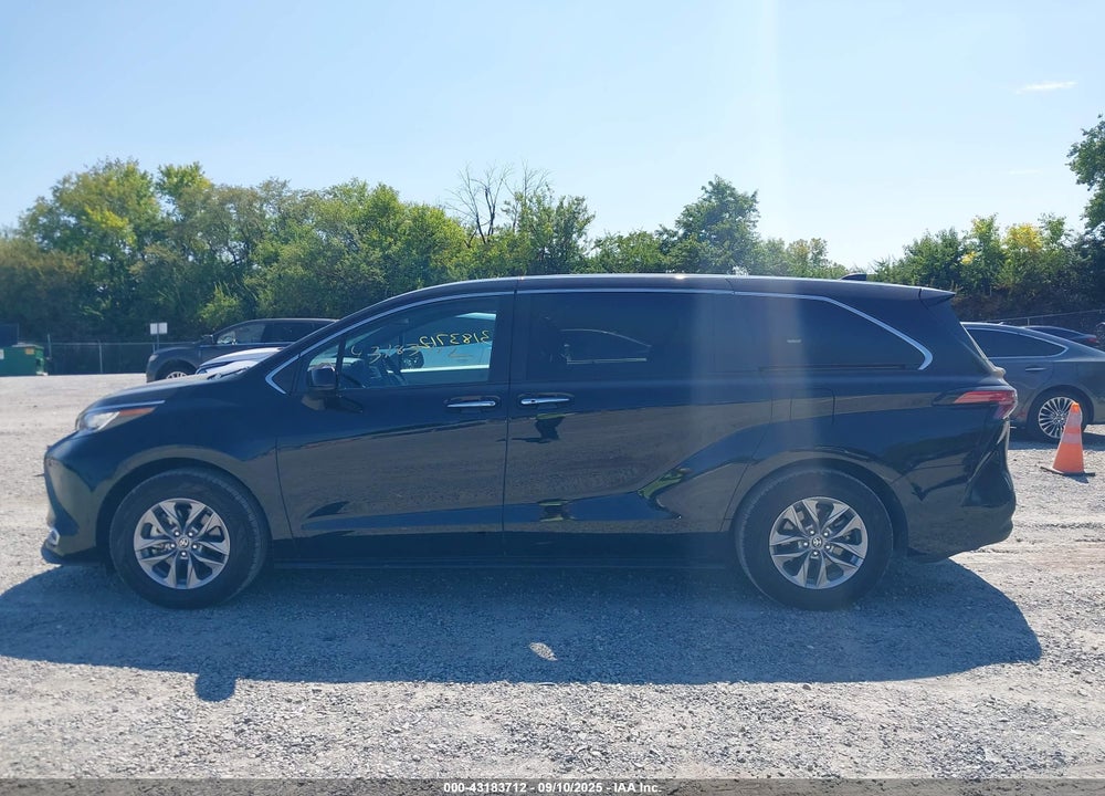 2022 TOYOTA SIENNA XLE VIN: 5TDYRKEC0NS131828