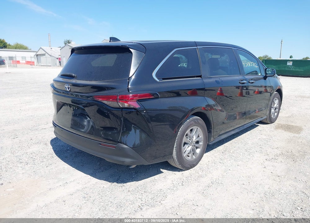 2022 TOYOTA SIENNA XLE VIN: 5TDYRKEC0NS131828