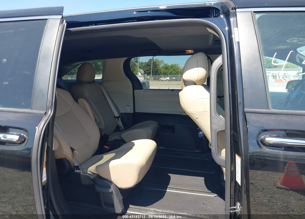 2022 TOYOTA SIENNA XLE VIN: 5TDYRKEC0NS131828