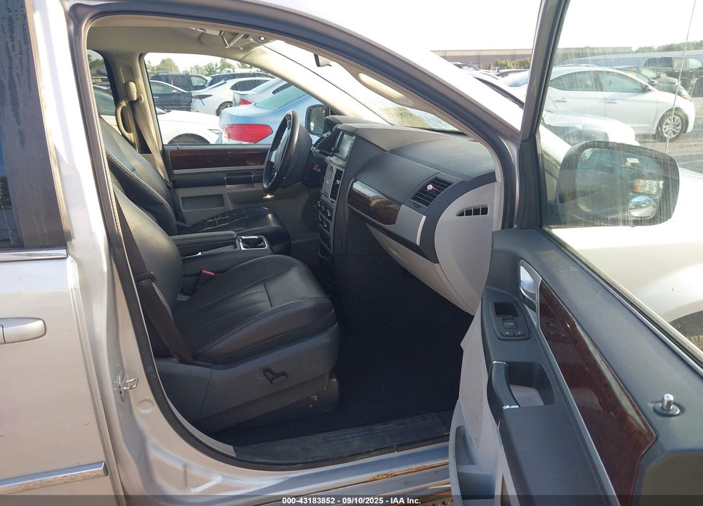 2010 CHRYSLER TOWN & COUNTRY VIN: 2A4RR8D15AR405688