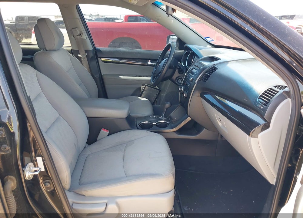 2011 KIA SORENTO LX V6 VIN: 5XYKT4A27BG174961