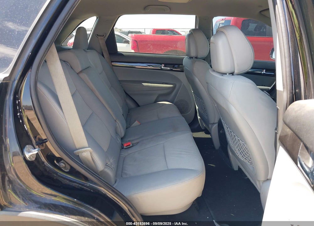 2011 KIA SORENTO LX V6 VIN: 5XYKT4A27BG174961