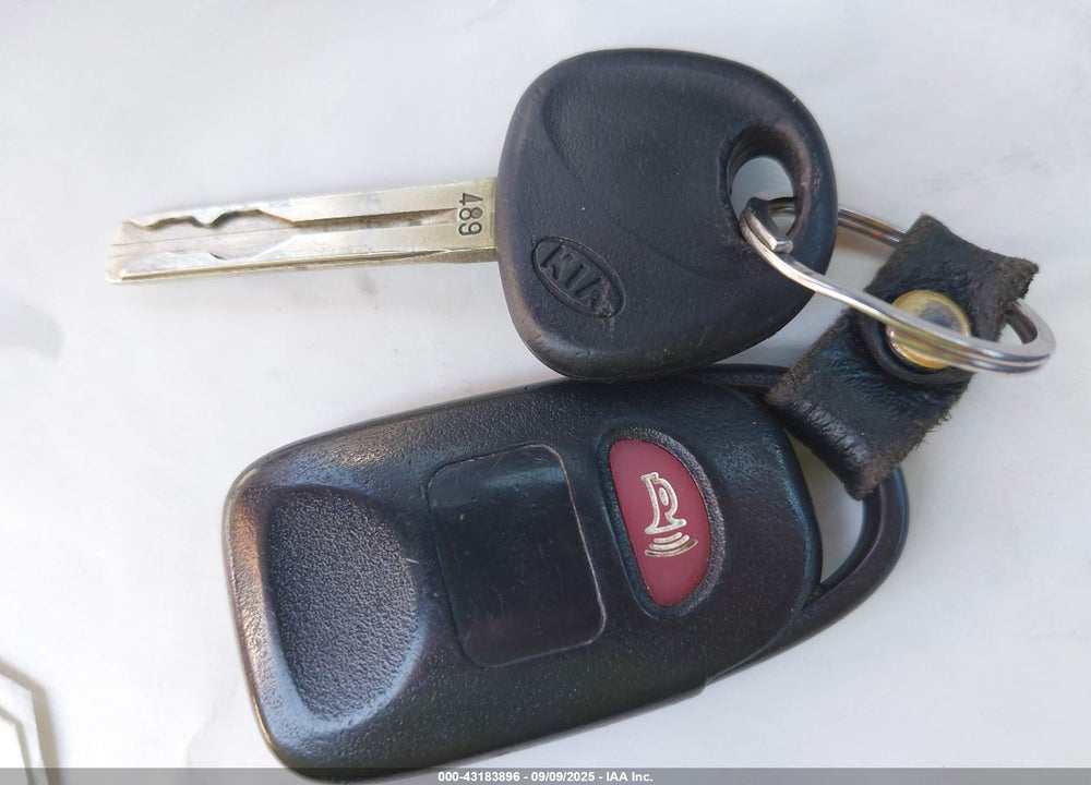 2011 KIA SORENTO LX V6 VIN: 5XYKT4A27BG174961