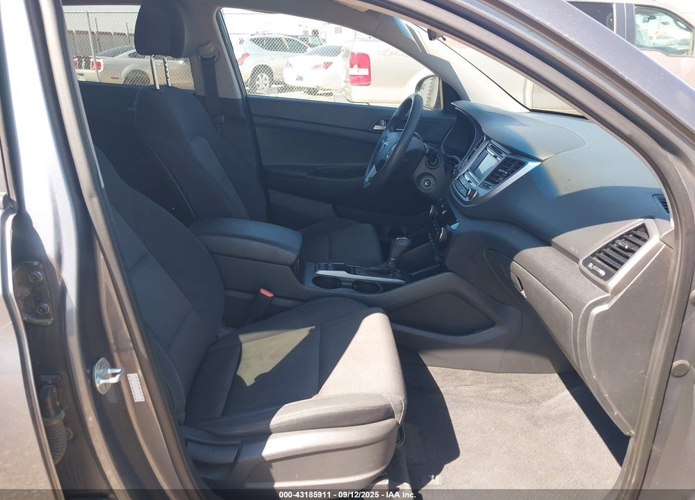 2017 HYUNDAI TUCSON VIN: KM8J33A48HU330144