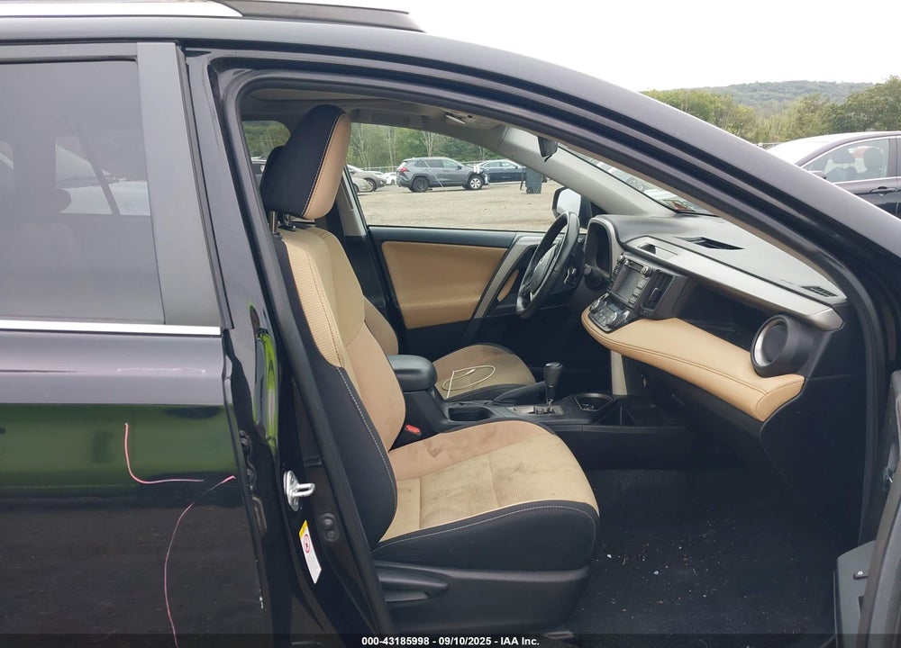 2018 TOYOTA RAV4 XLE VIN: 2T3RFREV2JW824495