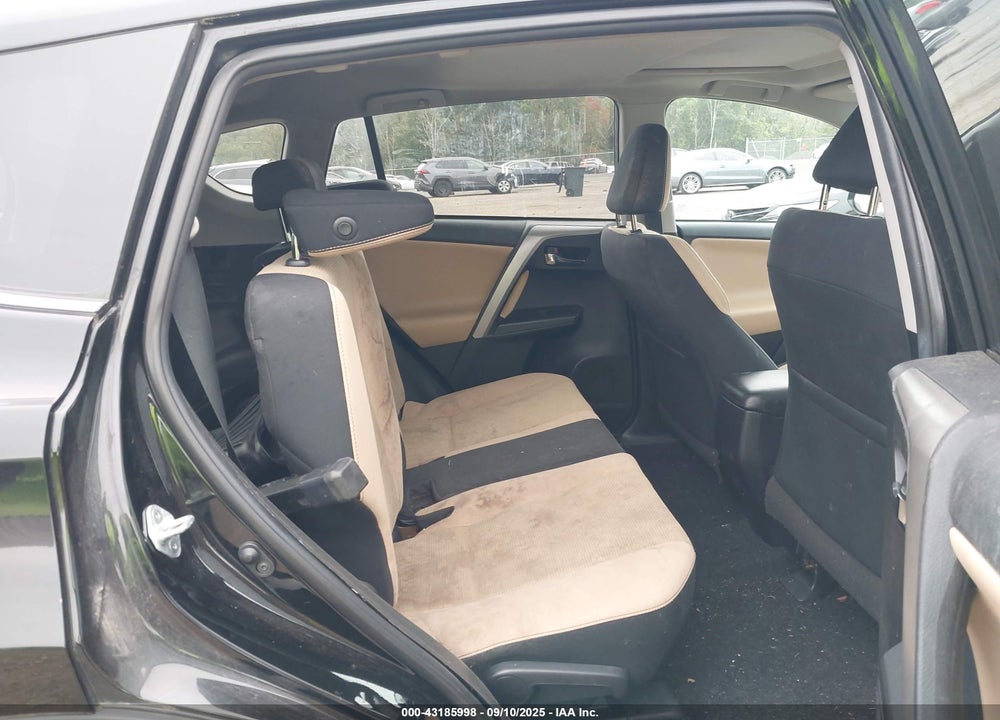 2018 TOYOTA RAV4 XLE VIN: 2T3RFREV2JW824495