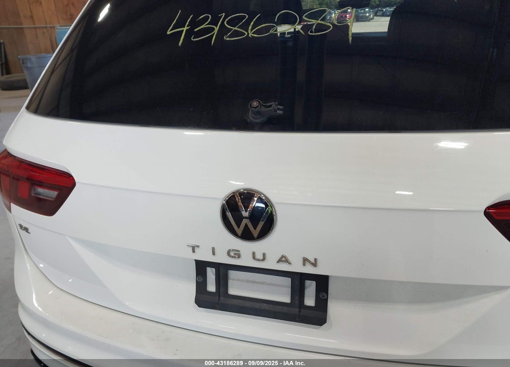 2022 VOLKSWAGEN TIGUAN VIN: 3VV8B7AX1NM032107