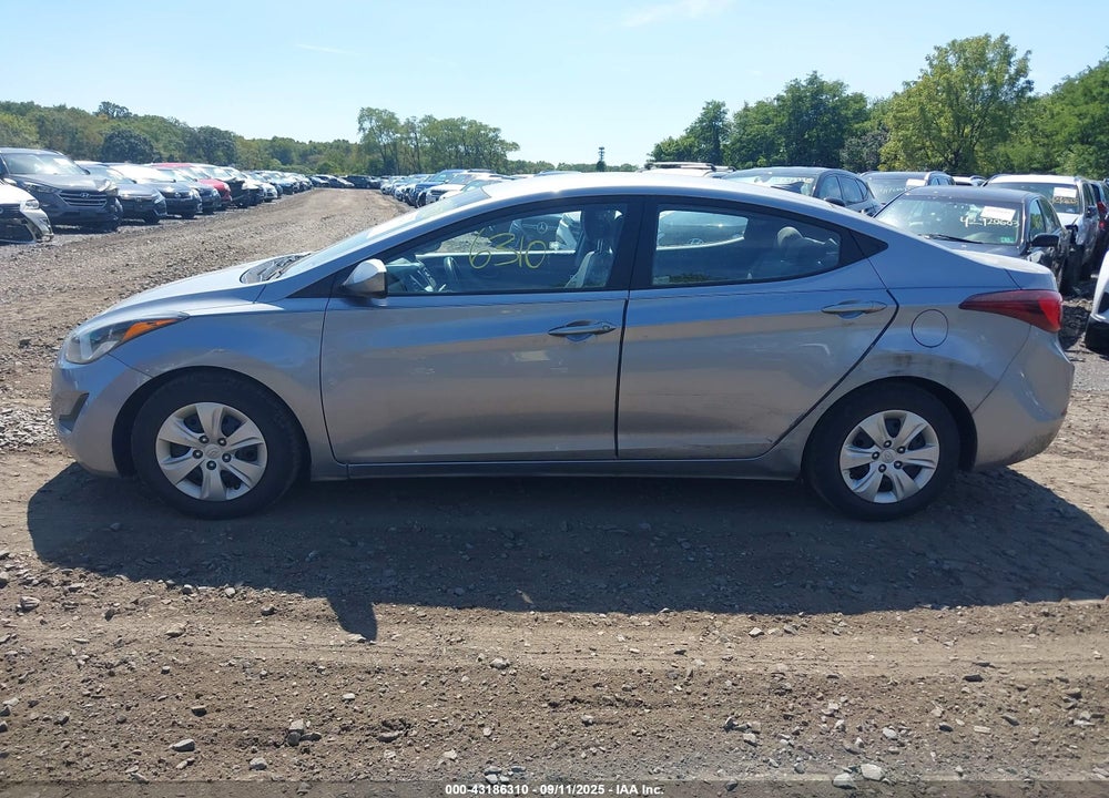 2016 HYUNDAI ELANTRA VIN: 5NPDH4AE5GH720984