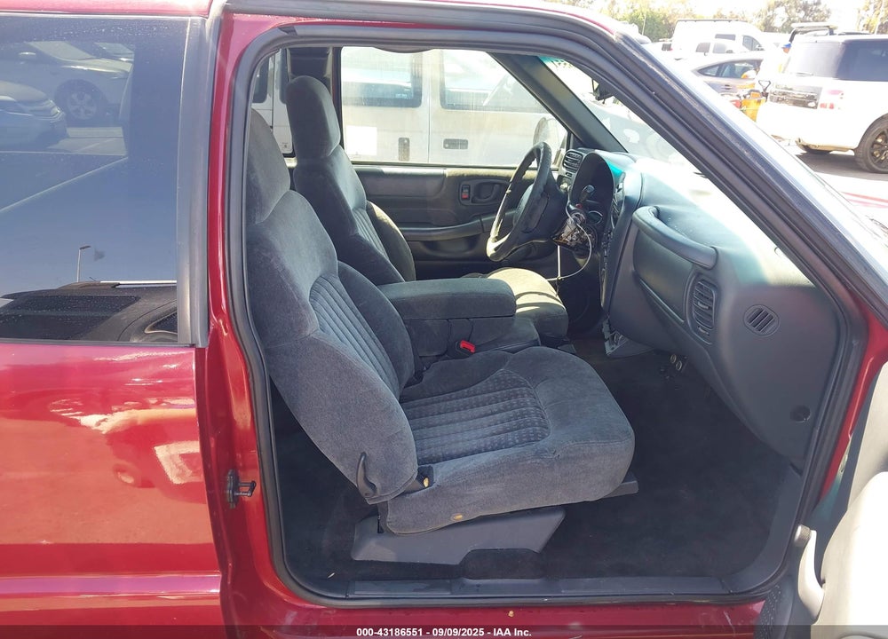 2000 CHEVROLET S-10 LS VIN: 1GCCS1952Y8269822