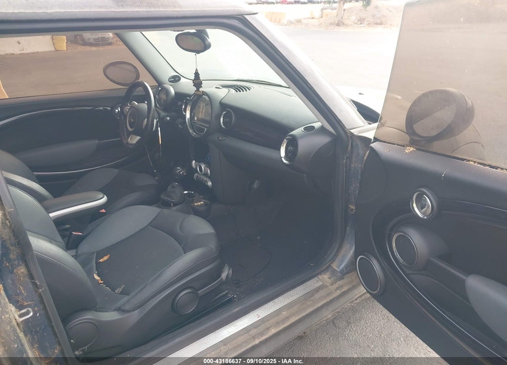 2010 MINI COOPER S VIN: WMWMF7C54ATW89862