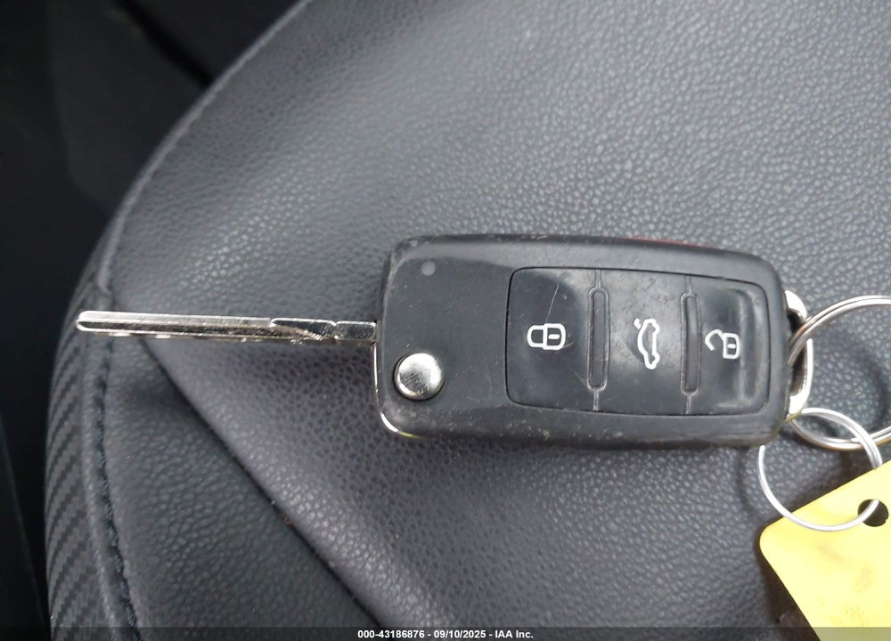 2012 VOLKSWAGEN BEETLE VIN: 3VWJP7ATXCM628289