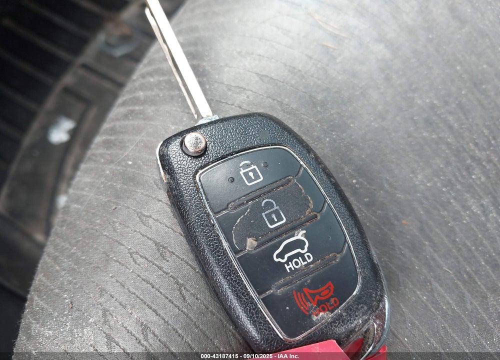 2013 HYUNDAI SANTA FE VIN: 5XYZU3LB8DG023388