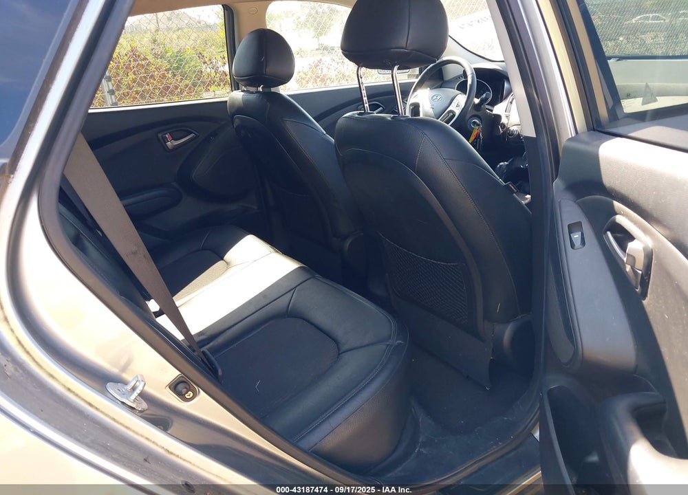 2010 HYUNDAI TUCSON GLS VIN: KM8JUCAC3AU093489