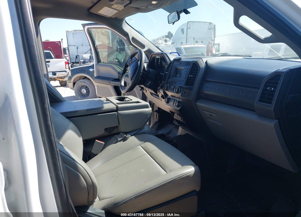 2019 FORD F-350 CHASSIS XL VIN: 1FD8W3HT4KEG78222