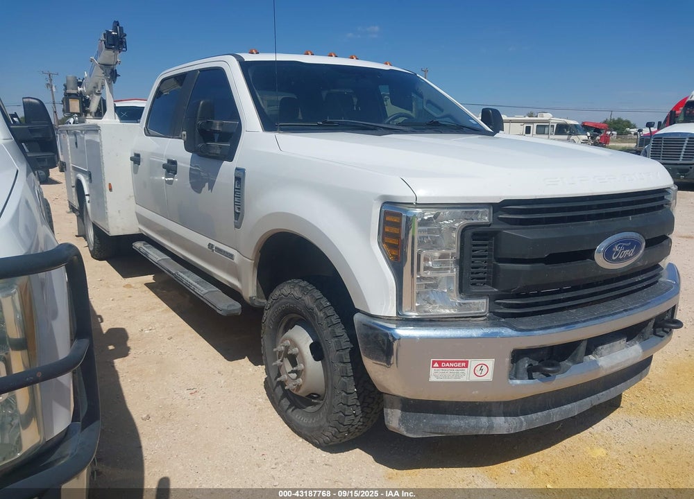 2019 FORD F-350 CHASSIS XL VIN: 1FD8W3HT4KEG78222