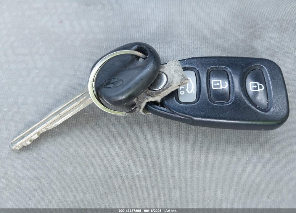 2010 HYUNDAI ELANTRA BLUE VIN: KMHDU4AD6AU167189
