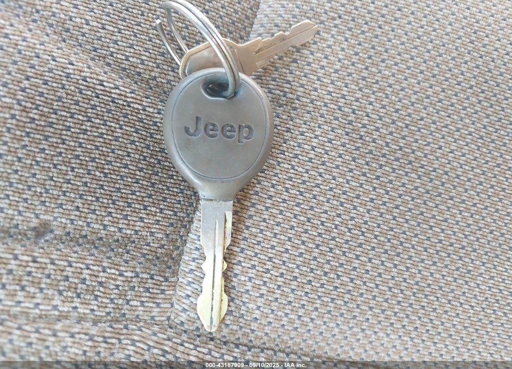 2000 JEEP GRAND CHEROKEE LAREDO VIN: 1J4G248S5YC160787