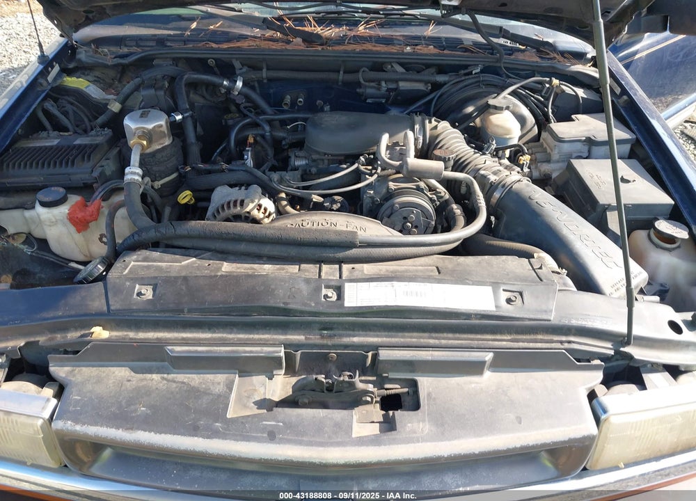 2000 CHEVROLET BLAZER LS VIN: 1GNDT13W0Y2153077