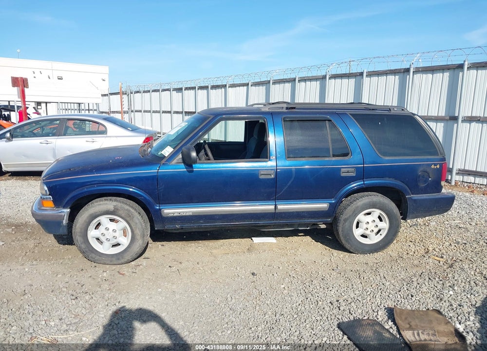 2000 CHEVROLET BLAZER LS VIN: 1GNDT13W0Y2153077
