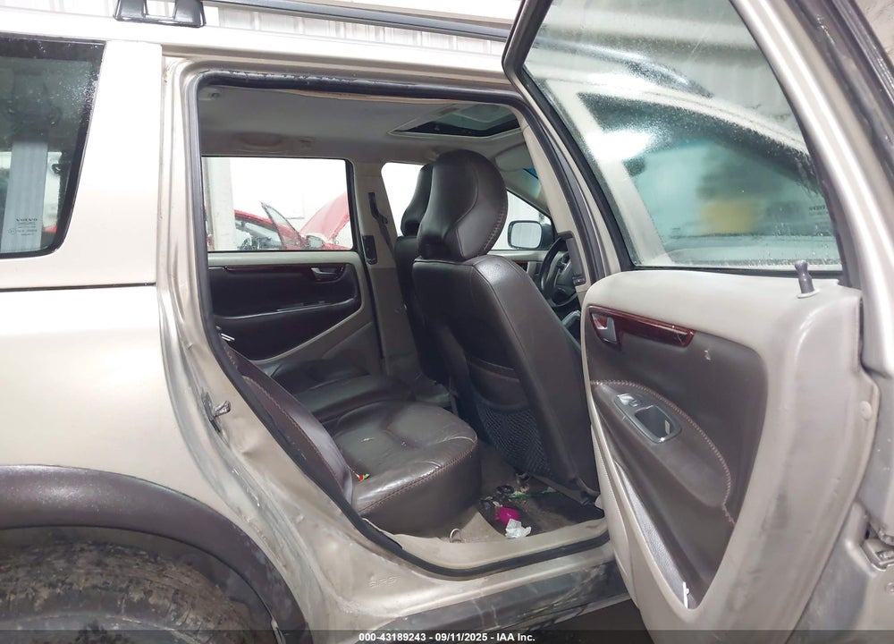 2001 VOLVO V70 XC VIN: YV1SZ58D811031909