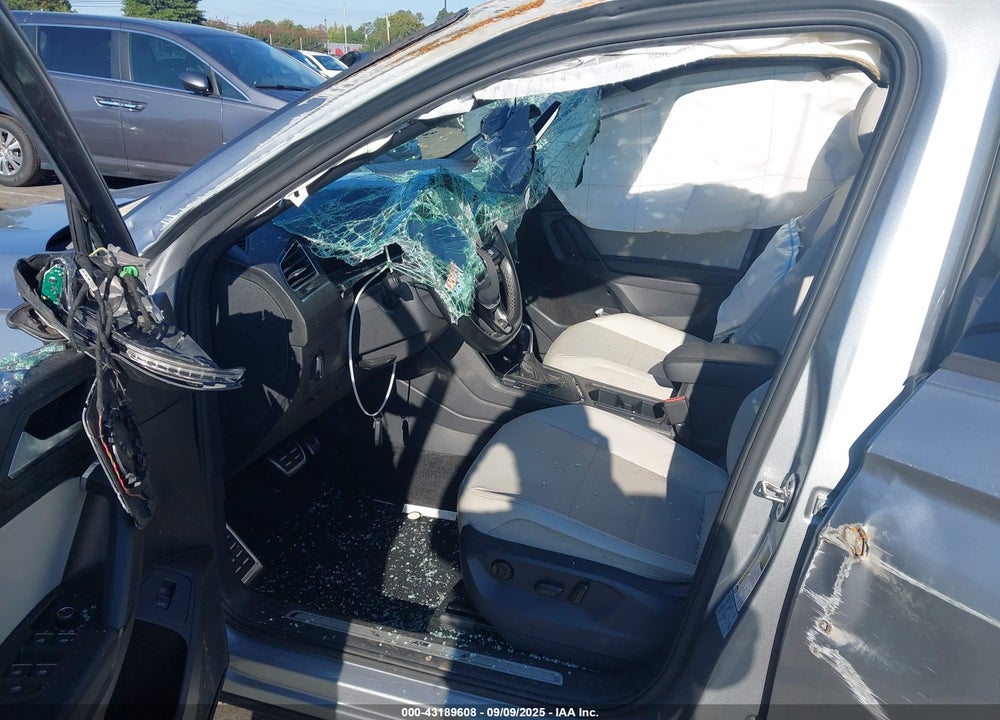 2019 VOLKSWAGEN TIGUAN VIN: 3VV3B7AXXKM136231