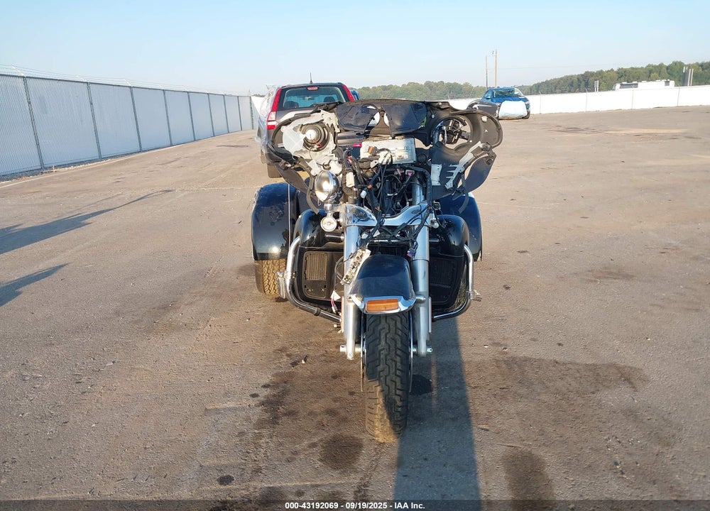 2014 HARLEY-DAVIDSON FLHTCUTG TRI GLIDE ULTRA VIN: 1HD1MAL12EB856512