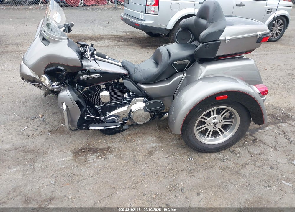 2016 HARLEY-DAVIDSON FLHTCUTG TRI GLIDE ULTRA VIN: 1HD1MAL12GB850406