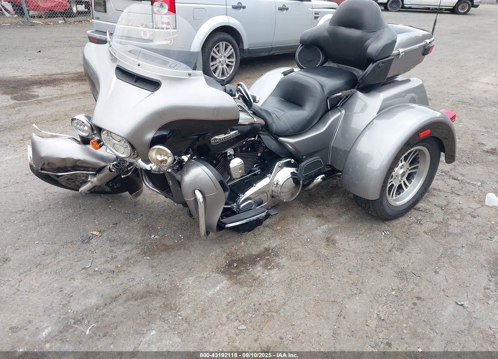 2016 HARLEY-DAVIDSON FLHTCUTG TRI GLIDE ULTRA VIN: 1HD1MAL12GB850406