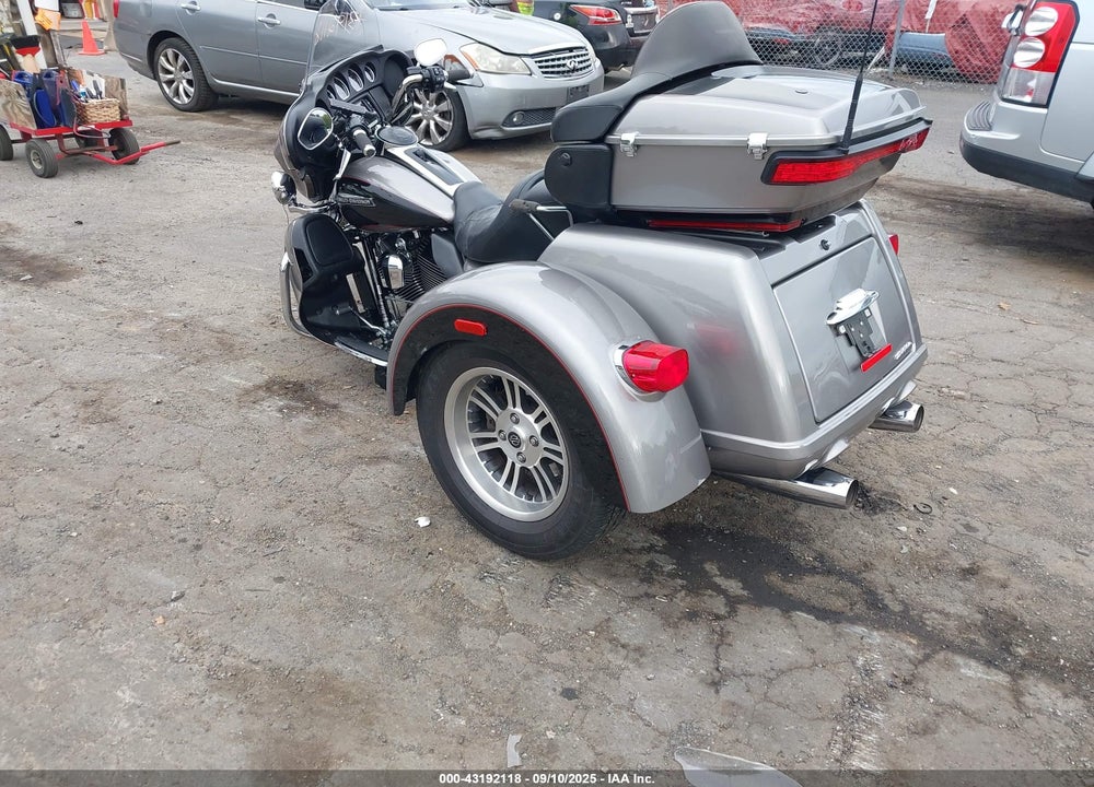 2016 HARLEY-DAVIDSON FLHTCUTG TRI GLIDE ULTRA VIN: 1HD1MAL12GB850406