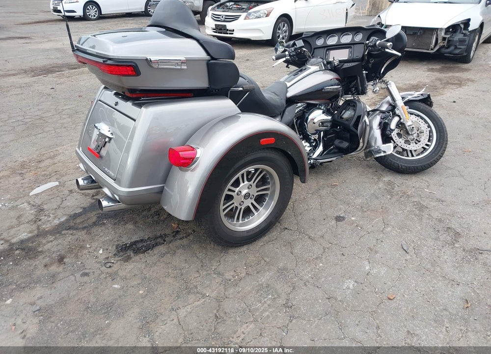 2016 HARLEY-DAVIDSON FLHTCUTG TRI GLIDE ULTRA VIN: 1HD1MAL12GB850406