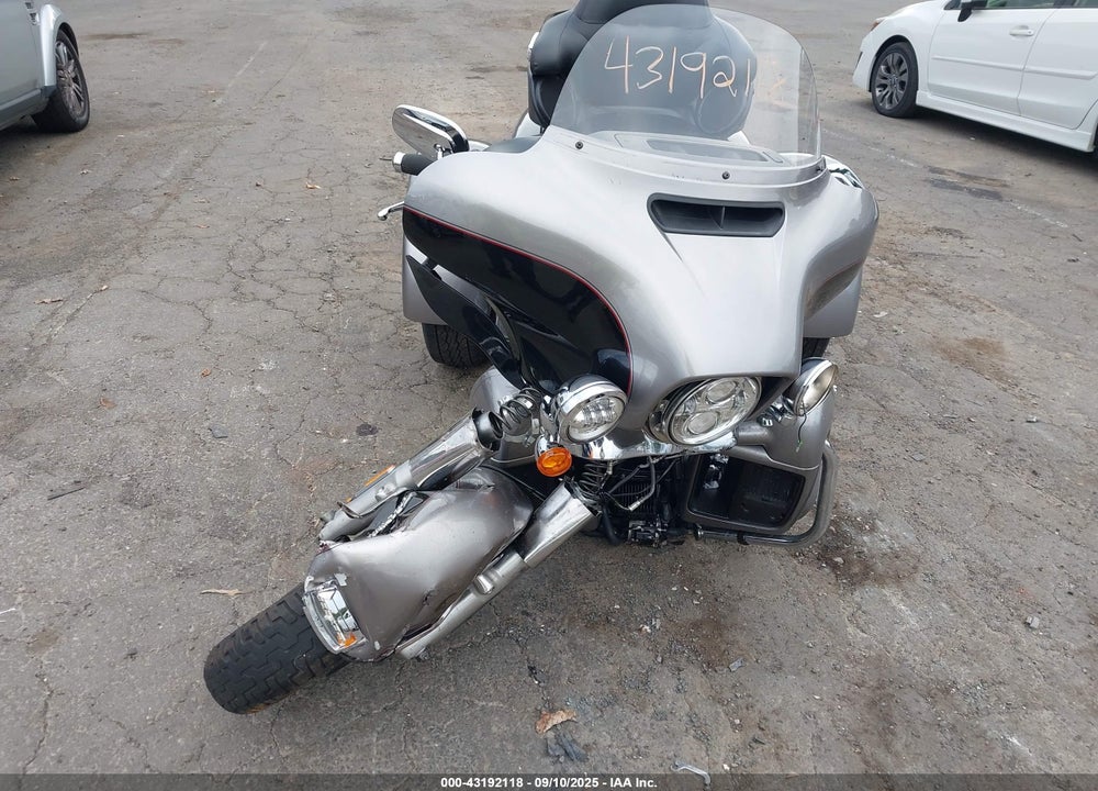 2016 HARLEY-DAVIDSON FLHTCUTG TRI GLIDE ULTRA VIN: 1HD1MAL12GB850406