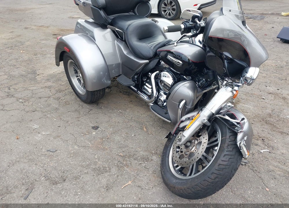 2016 HARLEY-DAVIDSON FLHTCUTG TRI GLIDE ULTRA VIN: 1HD1MAL12GB850406
