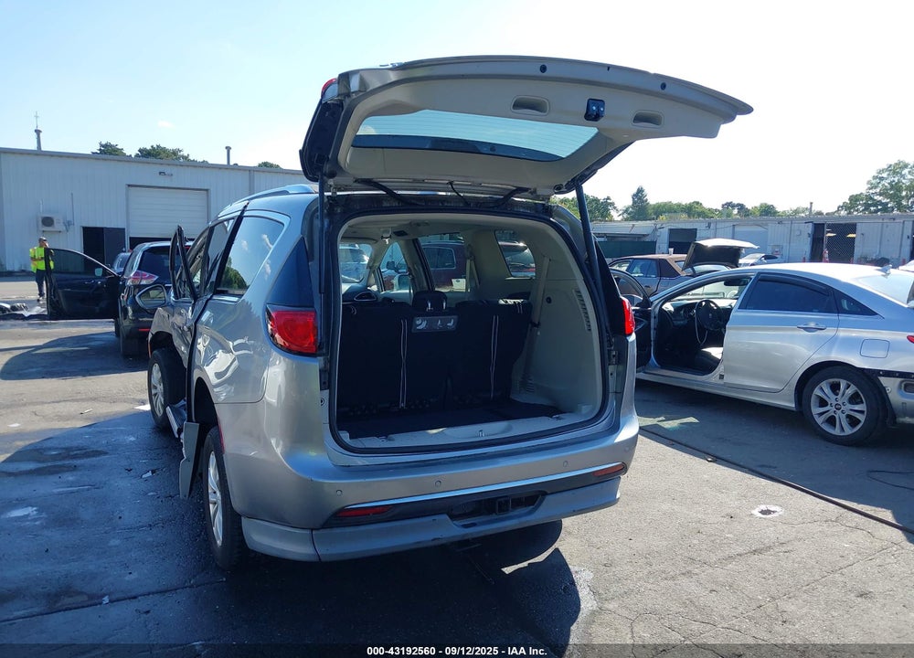 2019 CHRYSLER PACIFICA TOURING L VIN: 2C4RC1BG5KR643726
