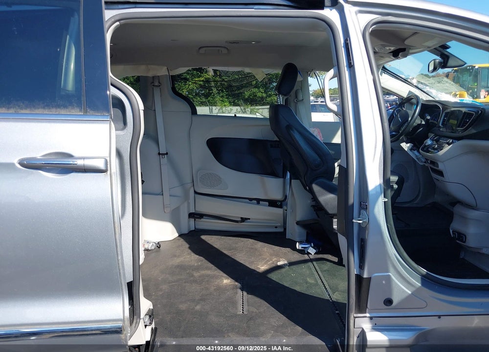 2019 CHRYSLER PACIFICA TOURING L VIN: 2C4RC1BG5KR643726