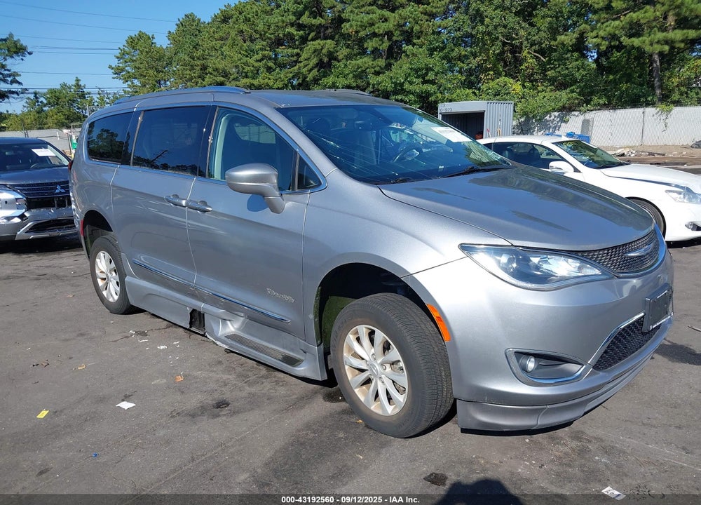 2019 CHRYSLER PACIFICA TOURING L VIN: 2C4RC1BG5KR643726