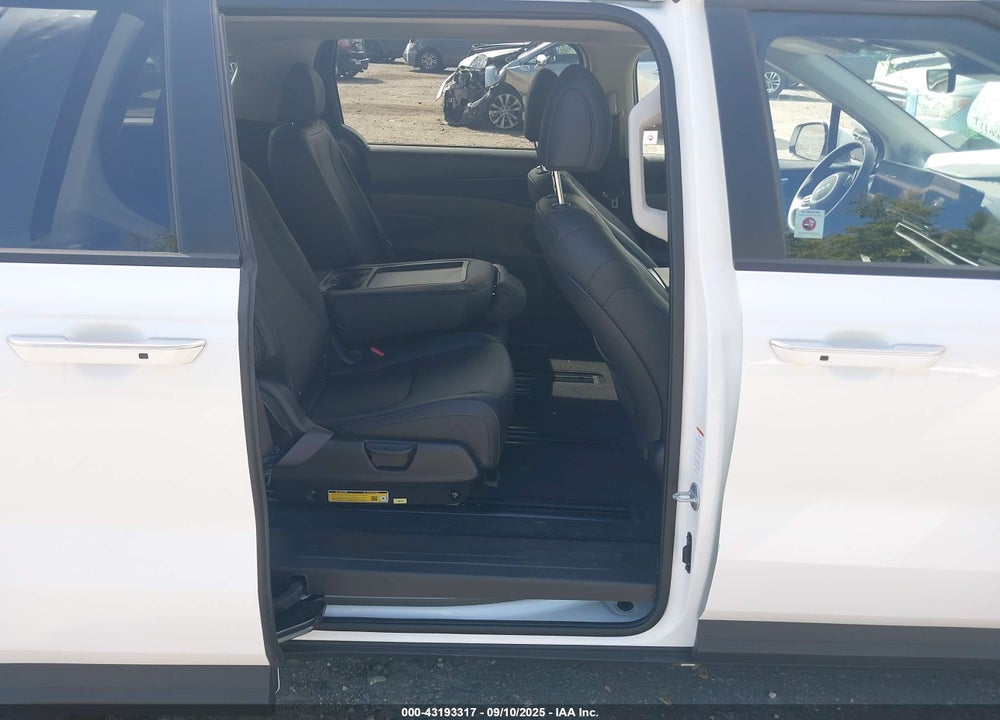 2025 KIA CARNIVAL MPV LXS VIN: KNDNB5K3XS6545854