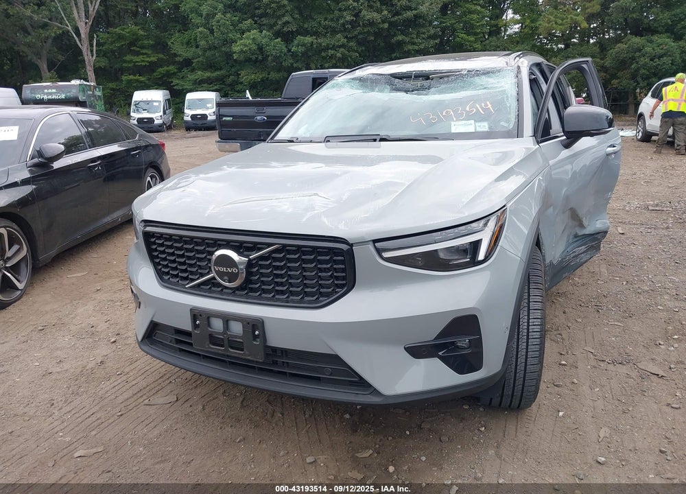 2025 VOLVO XC40 VIN: YV4L12UM4S2481426