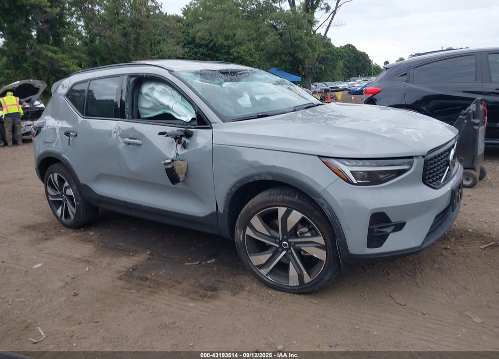 2025 VOLVO XC40 VIN: YV4L12UM4S2481426