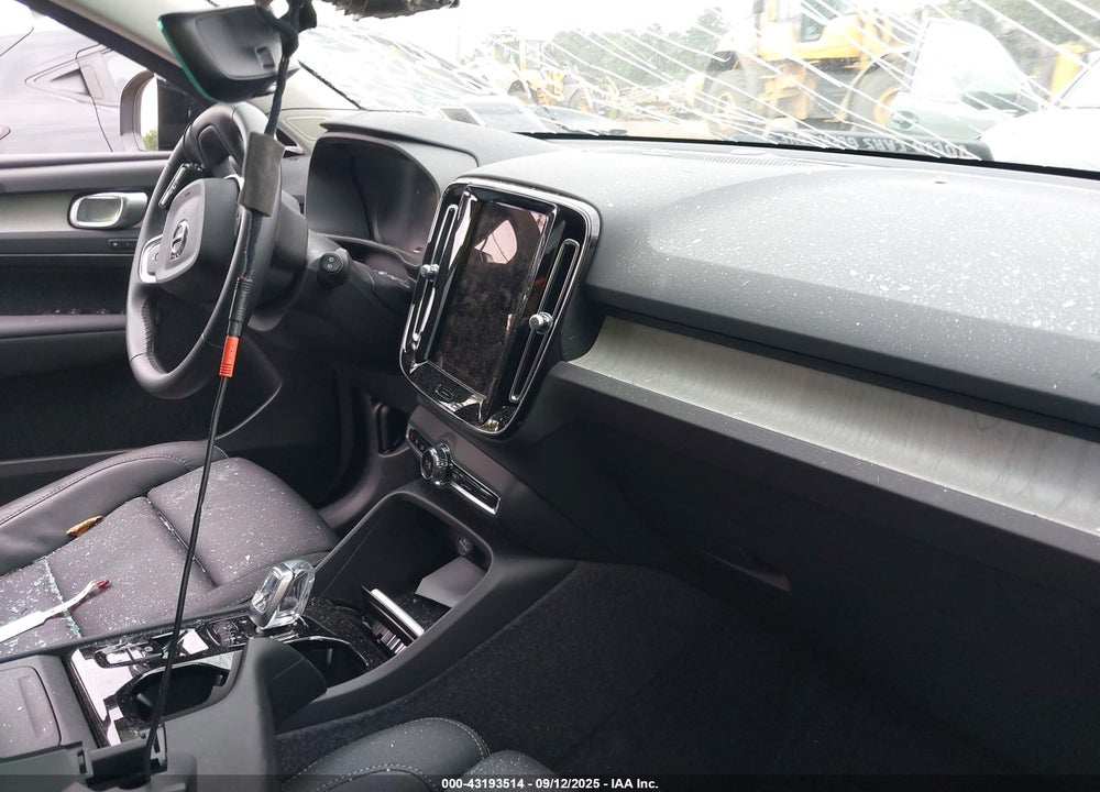 2025 VOLVO XC40 VIN: YV4L12UM4S2481426