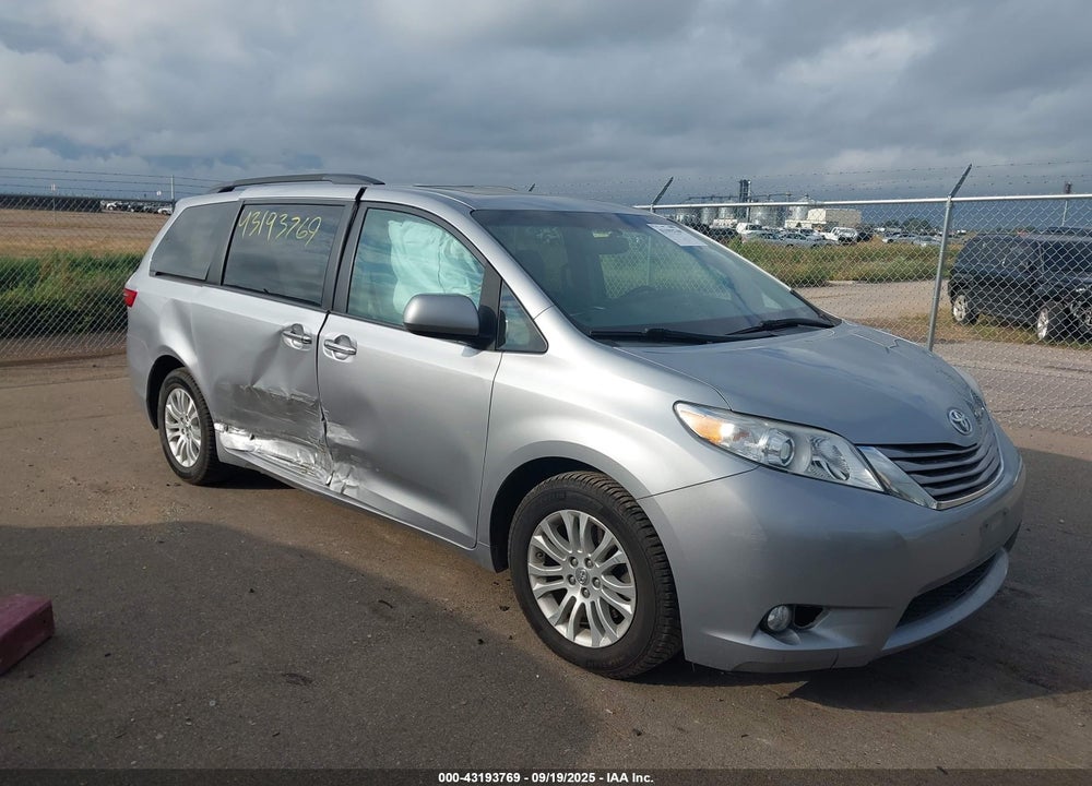 2017 TOYOTA SIENNA XLE 8 PASSENGER VIN: 5TDYZ3DC2HS872624