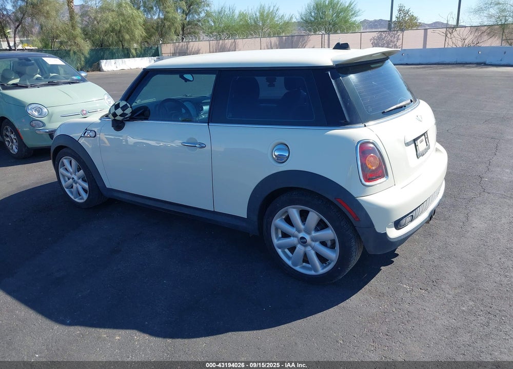 2008 MINI COOPER S VIN: WMWMF73548TT92343