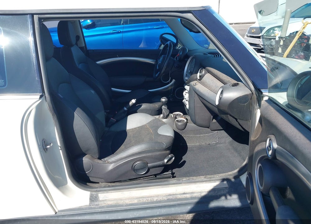 2008 MINI COOPER S VIN: WMWMF73548TT92343