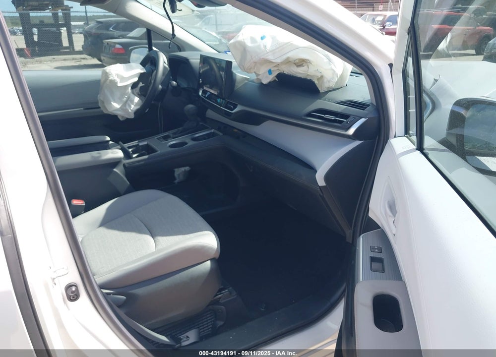 2025 TOYOTA SIENNA LE VIN: 5TDKRKEC6SS239646