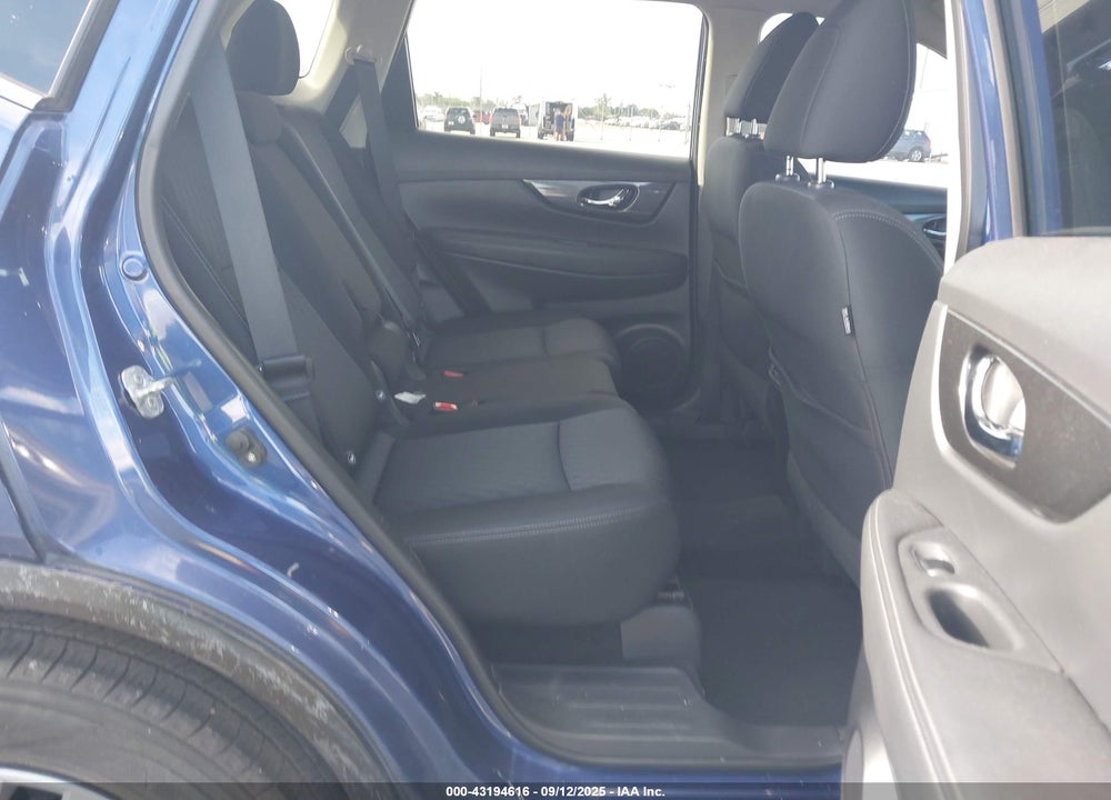 2017 NISSAN ROGUE VIN: KNMAT2MT2HP536530