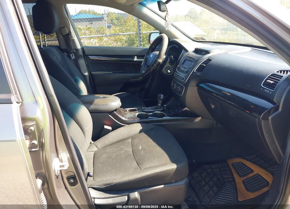 2014 KIA SORENTO LX VIN: 5XYKTCA61EG540463